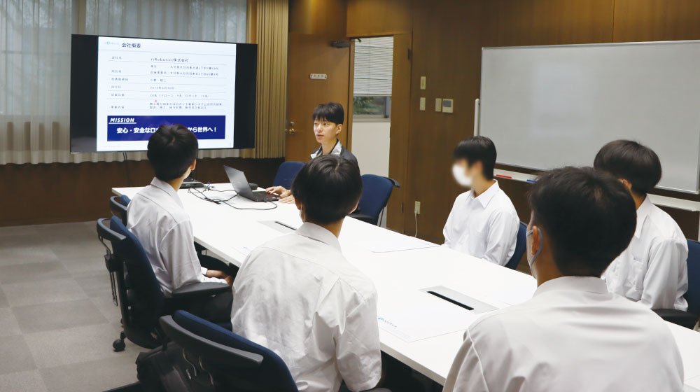 雄城台高校の生徒がciRobotics社員の説明を受けながら会社紹介を聞いている様子
