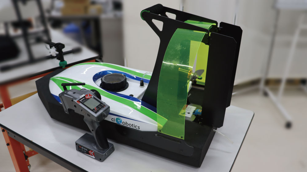 除草剤散布ボートciBoatの機体の写真