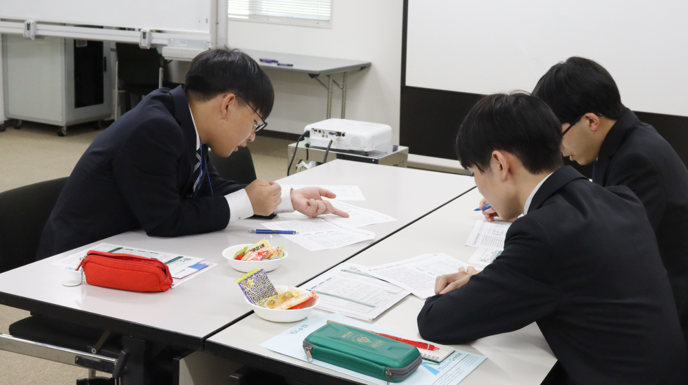 FIGグループの内定者たちがグループワークに取り組む様子。意見を交わしながら自己理解を深めている。