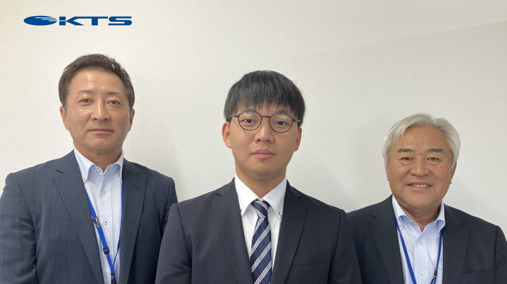 ケイティーエスの内定式後の記念撮影。役員と内定者が並んで笑顔で写る様子。
