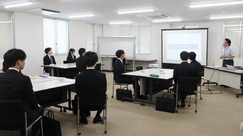 FIGグループの内定者特別講義の様子。採用担当者の説明を真剣に聞く内定者たちの姿。