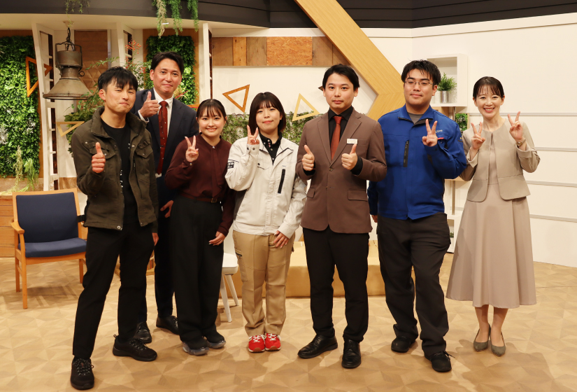 テレビ大分（TOS）「その先の大分へ～佐藤知事×若手社会人」に出演するREALIZE社員を含む出演者の集合写真（スタジオにて撮影）