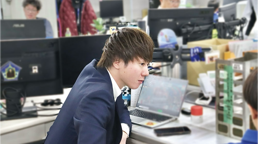 営業本部の社員と打合せをするREALIZEのSさん