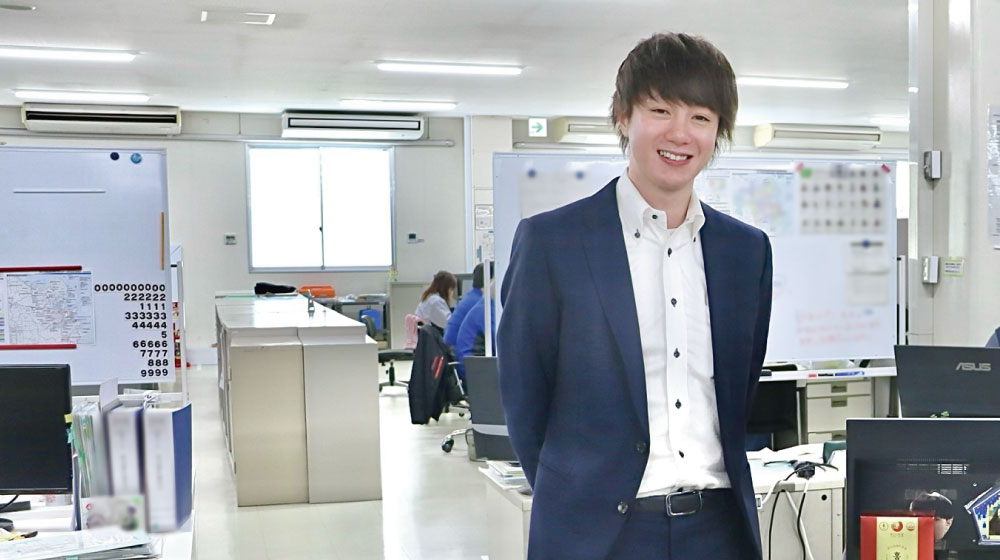 笑顔を見せるREALIZE営業本部のSさん