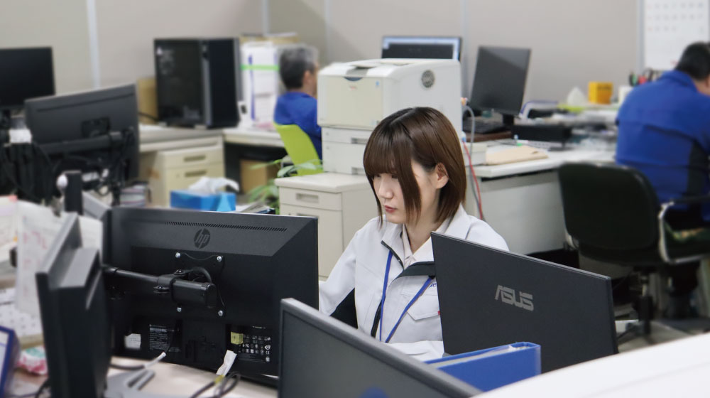 デスクワークをするREALIZE営業本部のAさん