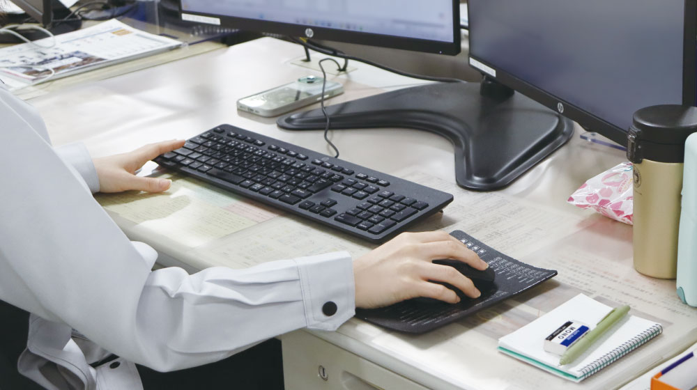 デスクワークをするREALIZE営業本部のAさん