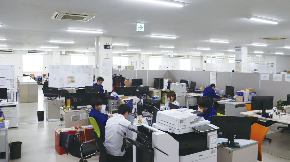 REALIZE曲工場の営業本部のデスク