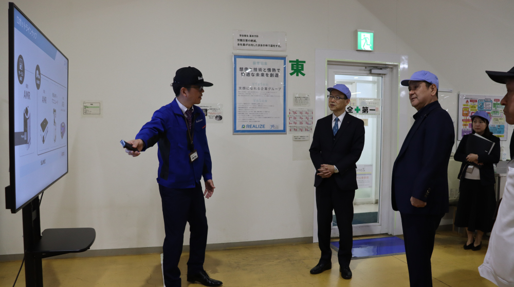 REALIZEの担当者がモニターを用いて技術や事業内容を説明している様子