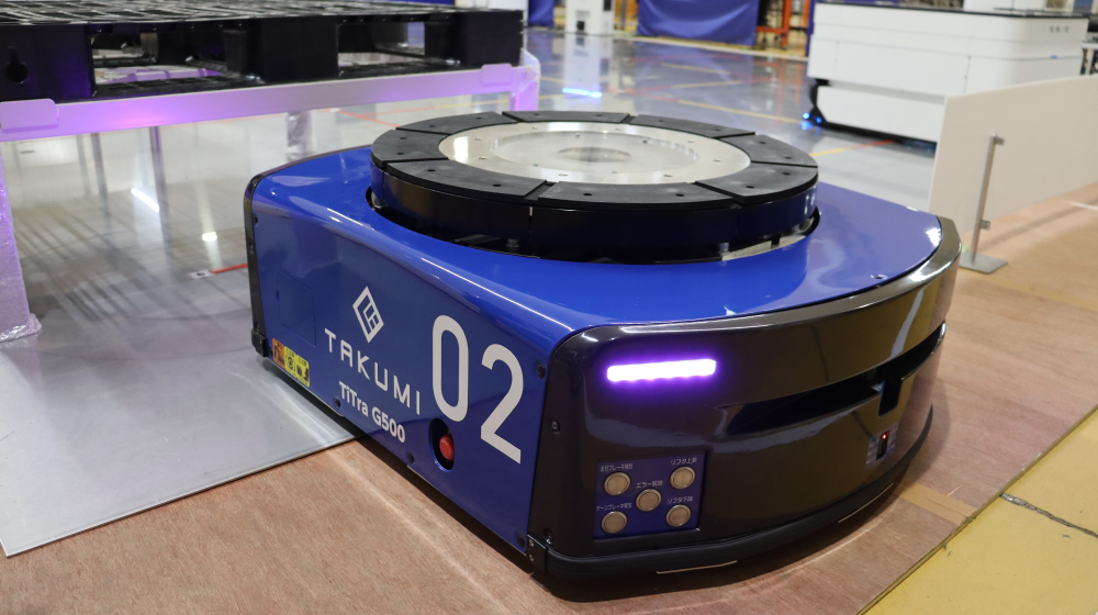 自動搬送ロボットTiTra G500の外観。工場内で稼働する搬送ロボット