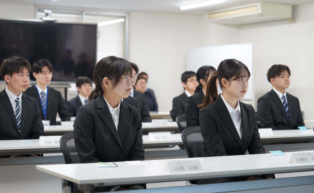 FIGグループ合同入社式で、講話を真剣に聞く新入社員の様子。