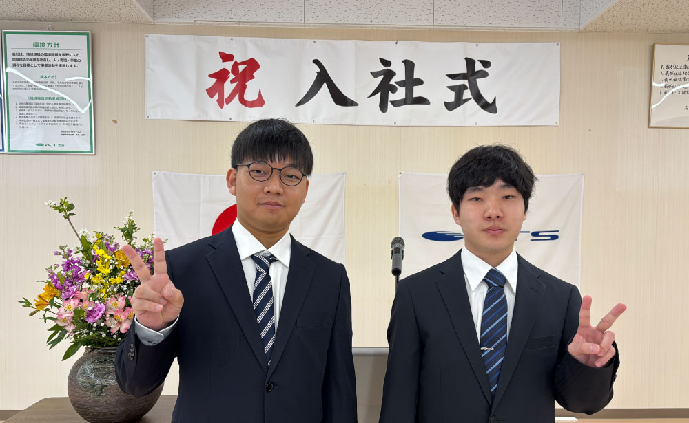 株式会社ケイティーエスの入社式で、新入社員が並び記念撮影を行う様子。