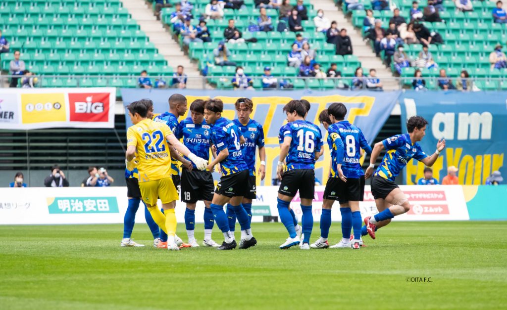 試合中の大分トリニータの選手の様子。