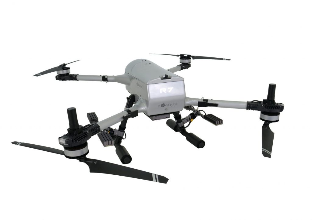 ciRobotics株式会社が開発した次世代インフラドローン「R-7」の外観。電源と通信を1本のテザー(ケーブル)で接続することで、従来の課題であった飛行時間の制約を大幅に改善し、48時間連続飛行を可能にします。
