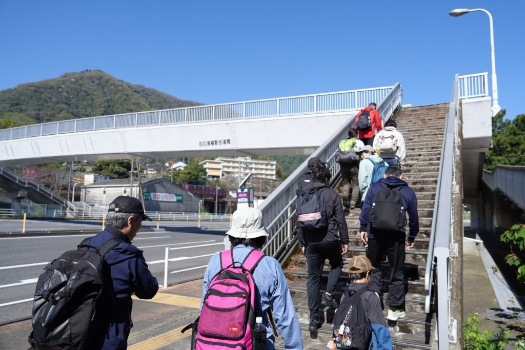 高崎山へ向けて歩き始める参加者たち