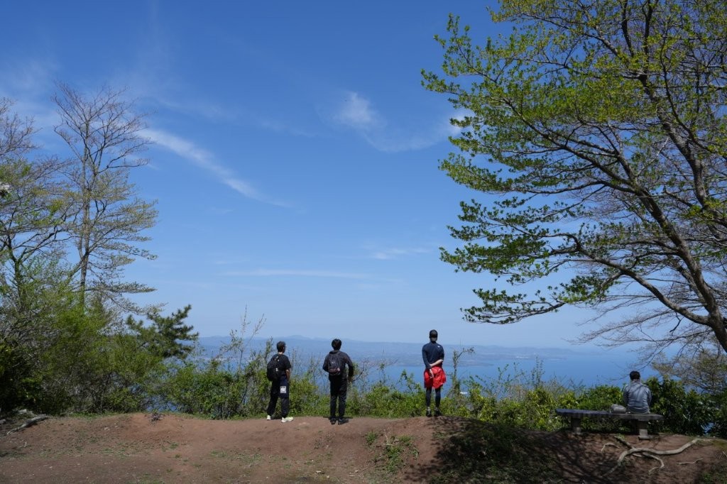 山頂付近から景色を眺める参加者たち