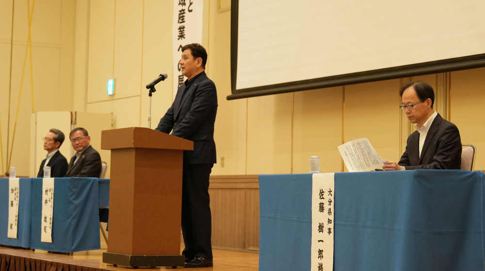 令和8年度大分県ドローン協議会総会で登壇する村井社長。