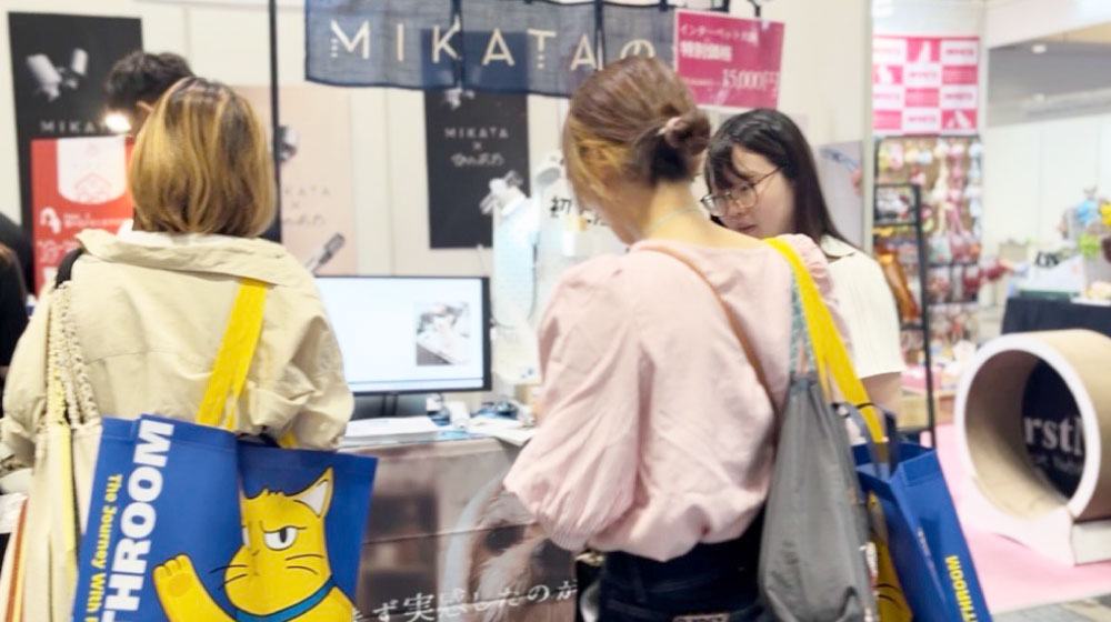 来場者へ製品説明を行うケイティーエス担当者。