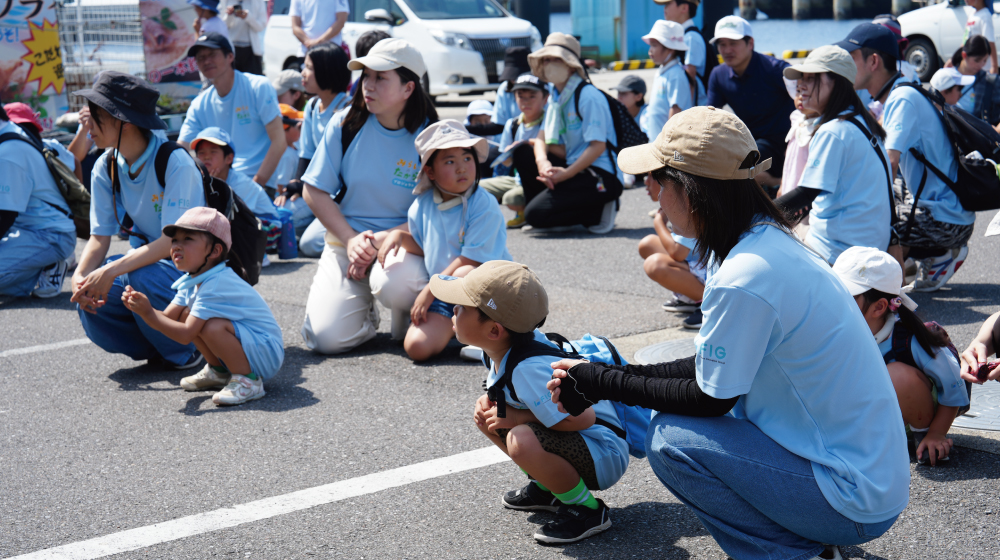 はじめの会に参加する子どもたちと保護者
