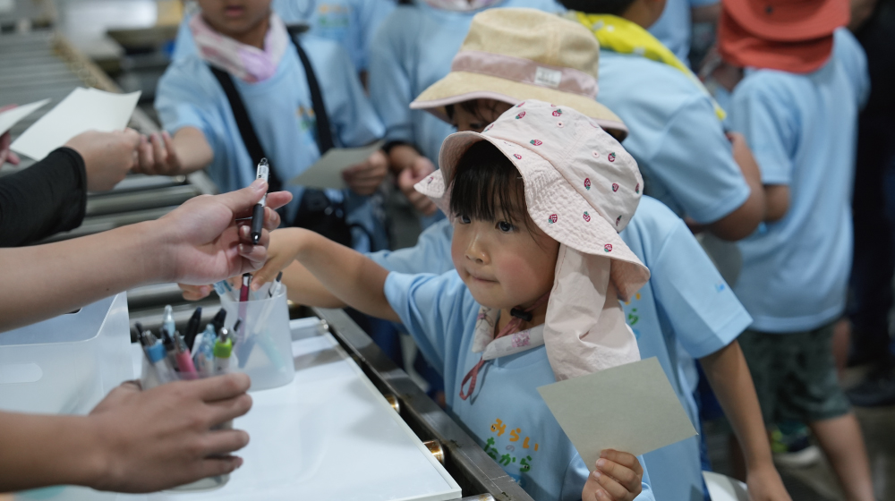 魚の重さを予想して回答する子ども