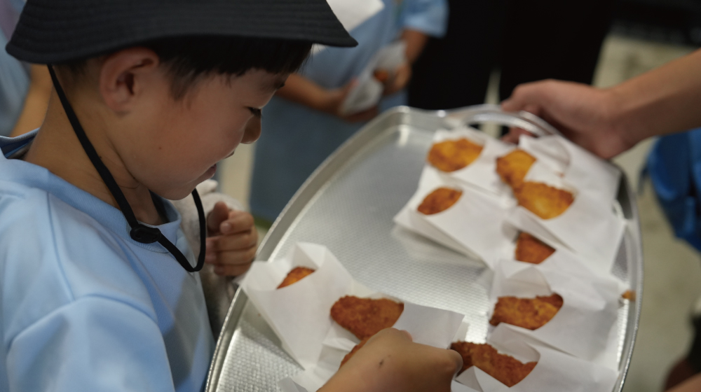 シャークフライを試食する子ども