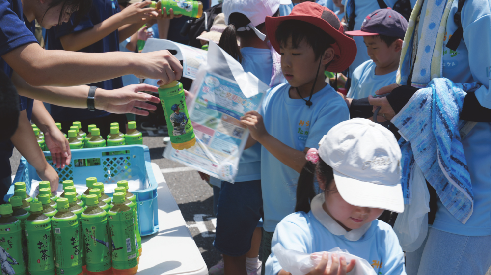 イベント終了後にお茶、修了証、缶バッジを受け取る子どもたち