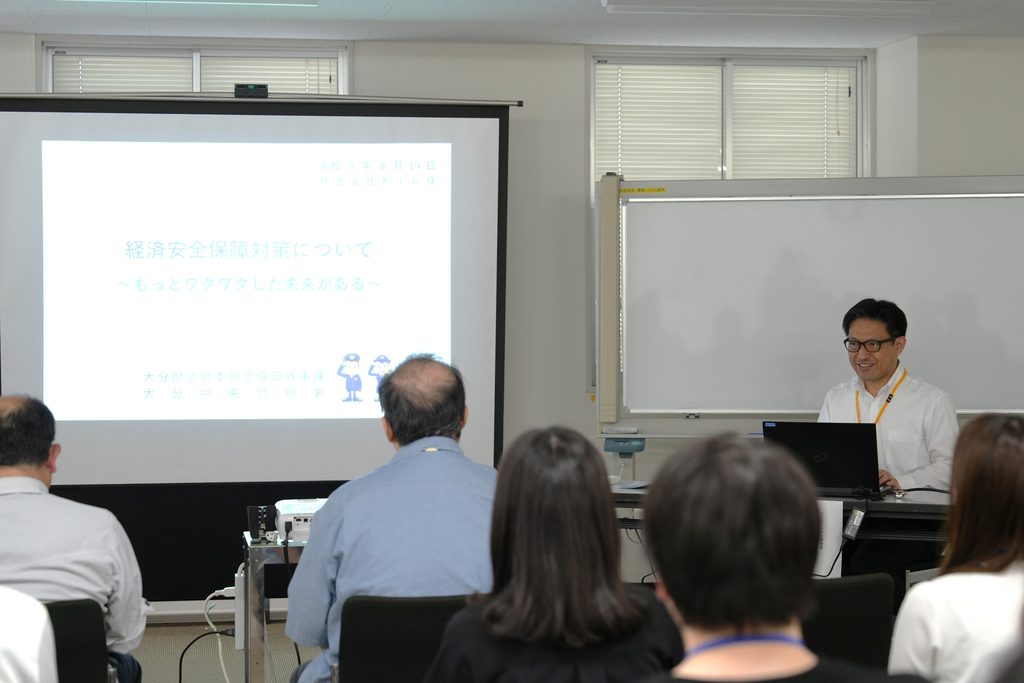 大分中央警察署の講師による技術流出防止に関する講義