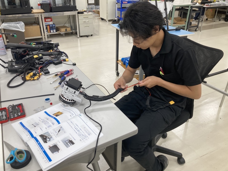 ciRoboticsでドローンの組み立て方法を学ぶ株式会社コバチの社員