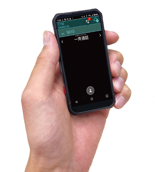 「カメラ付き超小型IP無線機『IM-640』を手に持った様子」